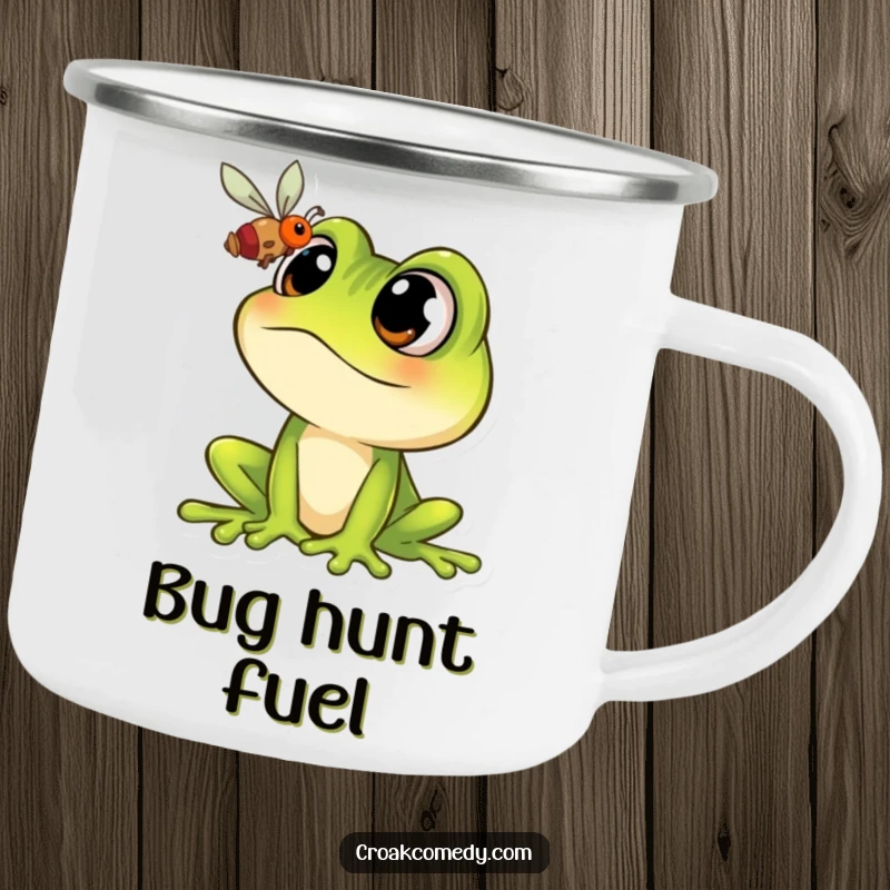 Funny Frog Camping Mug: Cartoon frog with huge eyes spotting a fly, a humorous companion for outdoor adventures.